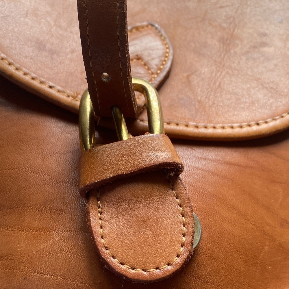 Elegant Robert Cheau Tan Leather Crossbody Bag - Picture 6 of 10